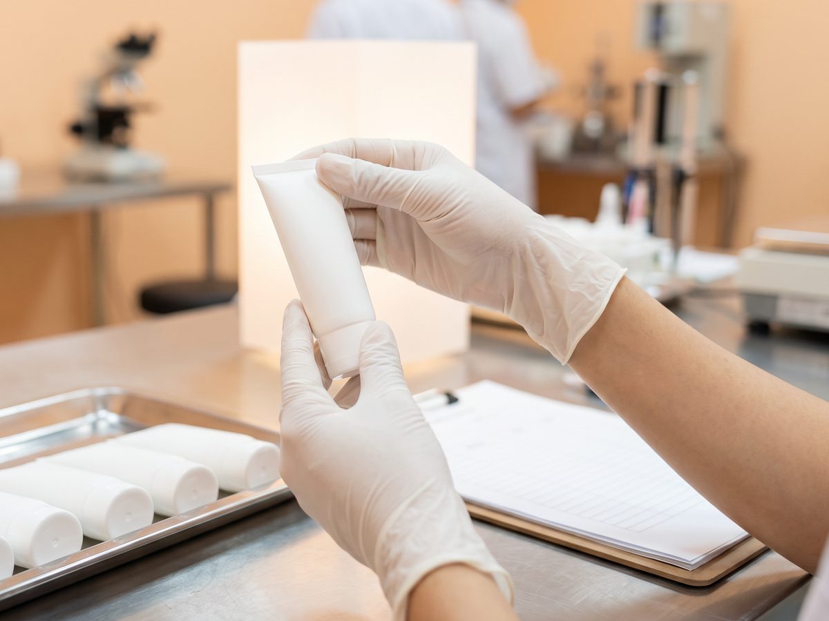 inspector de calidad en China revisando envases cosméticos antes del envío